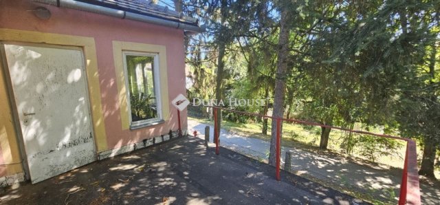 Eladó családi ház, Komlón 31.9 M Ft, 4 szobás