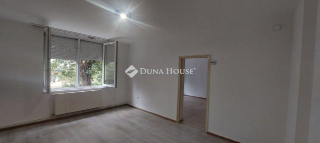 Eladó téglalakás, Tatabányán, Építők útján 31.9 M Ft