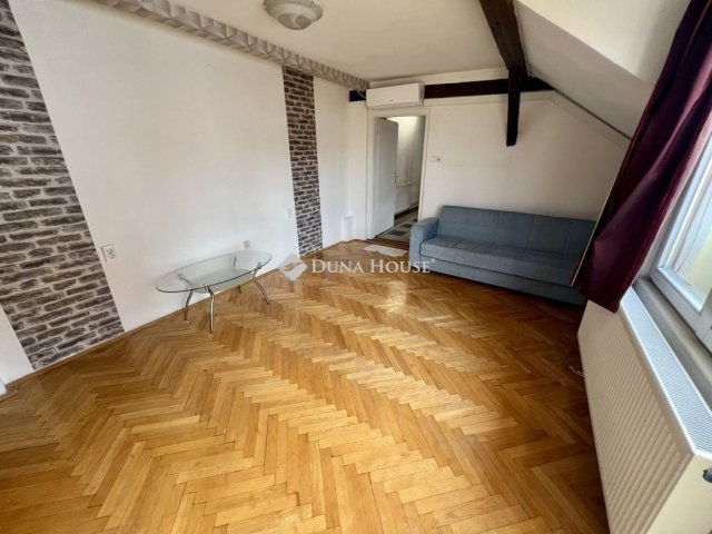 Kiadó téglalakás, albérlet, Pécsett 180 E Ft / hó, 2 szobás