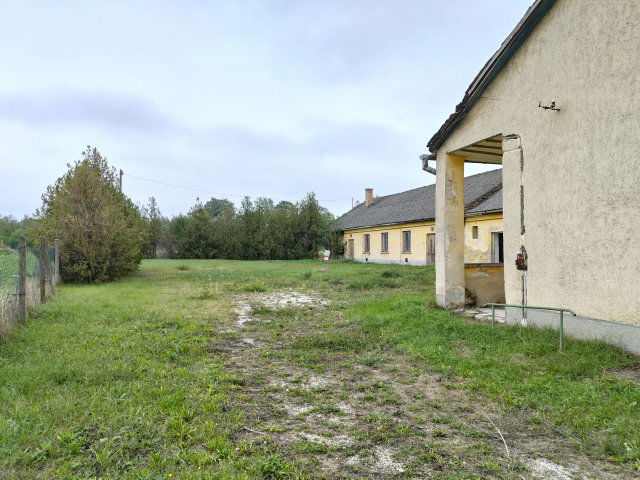 Eladó családi ház, Zámolyon 79.9 M Ft, 21 szobás