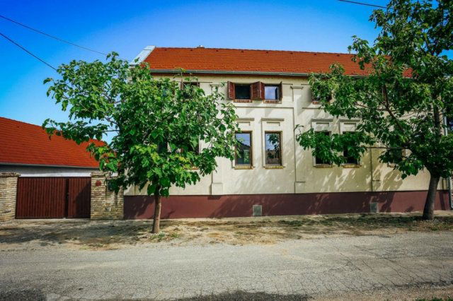 Eladó családi ház, Alsónyéken 149.9 M Ft, 9 szobás