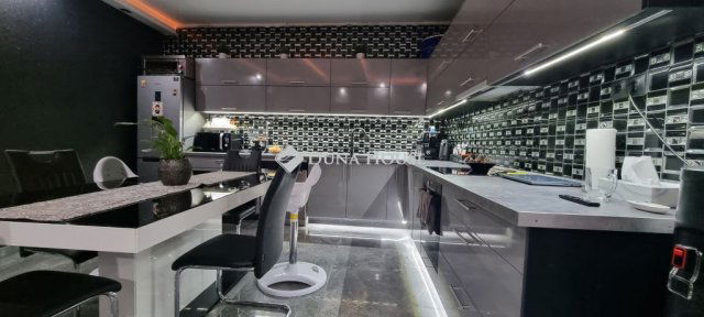 Eladó családi ház, Budapesten, XV. kerületben, Batthyány utcában