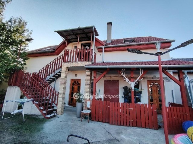 Eladó családi ház, Vecsésen 150 M Ft, 5+3 szobás