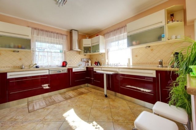 Eladó családi ház, Telkin 399 M Ft, 8 szobás