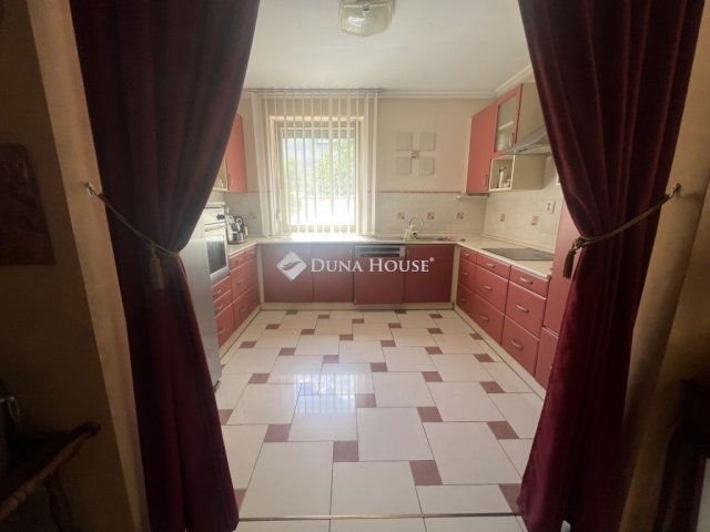 Eladó családi ház, Szegeden 150 M Ft, 4+1 szobás