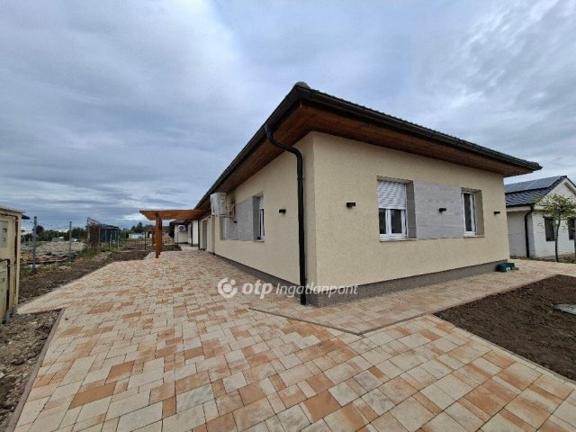 Eladó családi ház, Kulcson 85 M Ft, 4 szobás