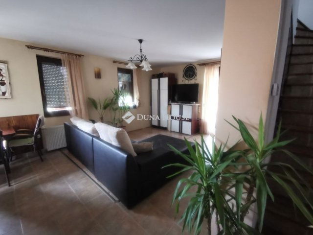 Eladó családi ház, Pécsett 200 M Ft, 5 szobás