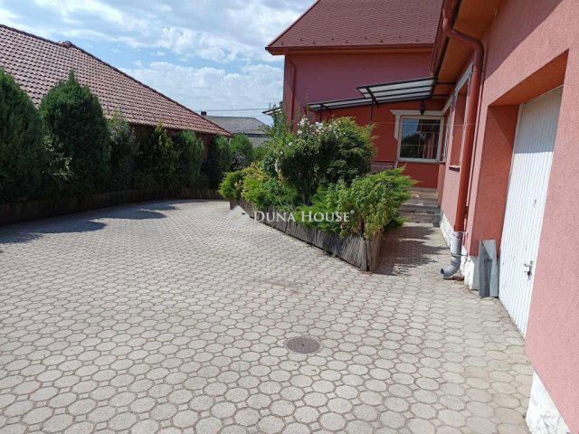 Eladó családi ház, Ácson, Fő utcában 73 M Ft, 7 szobás
