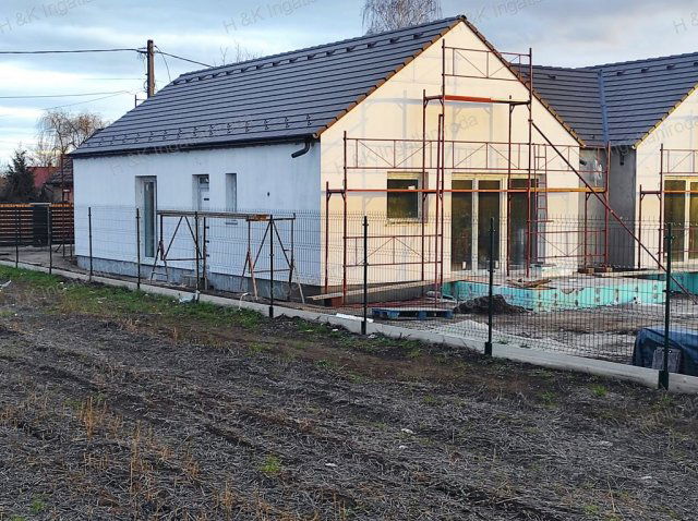 Eladó ikerház, Csörögön 93 M Ft, 4 szobás