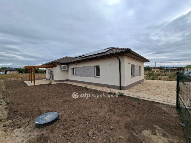 Eladó családi ház, Kulcson 85 M Ft, 4 szobás
