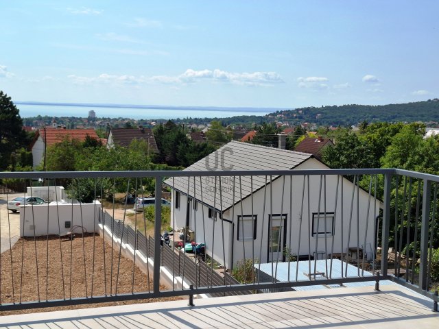 Eladó téglalakás, Balatonalmádiban 151 M Ft, 3 szobás