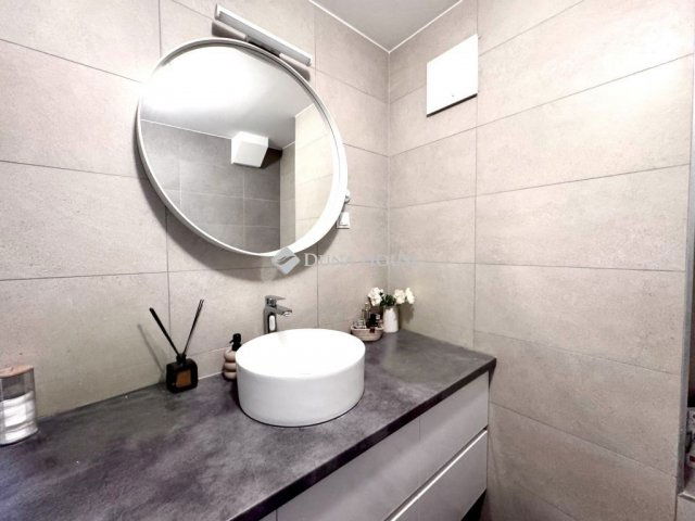 Eladó téglalakás, Pécsett 87.5 M Ft, 4 szobás