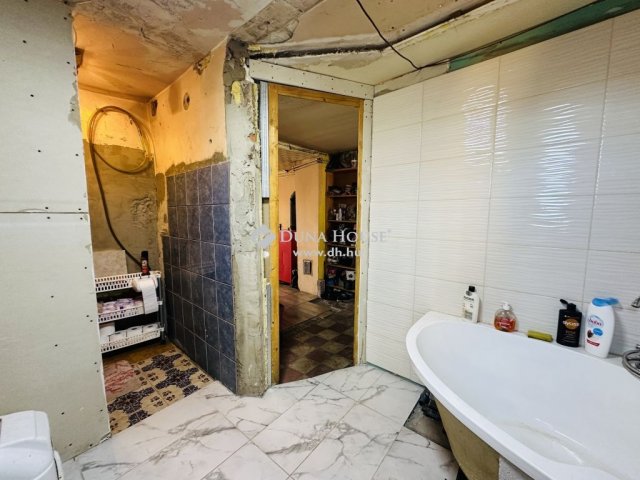 Eladó családi ház, Esztergomban 38.7 M Ft, 2 szobás