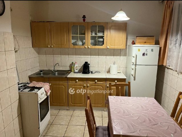 Eladó téglalakás, Szekszárdon 33.5 M Ft, 1+2 szobás