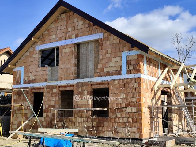 Eladó ikerház, Taksonyon 129.9 M Ft, 4+1 szobás