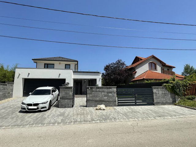 Eladó családi ház, Tatabányán 219 M Ft, 6 szobás
