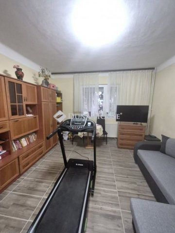 Eladó családi ház, Pécsett 79.9 M Ft, 6 szobás