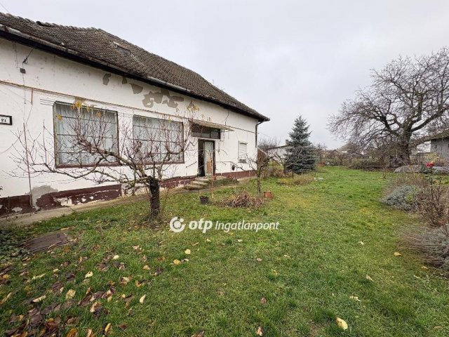 Eladó családi ház, Kisújszálláson 8 M Ft, 1+1 szobás