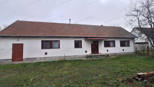 Eladó családi ház, Jászberényben 67.5 M Ft, 2+1 szobás