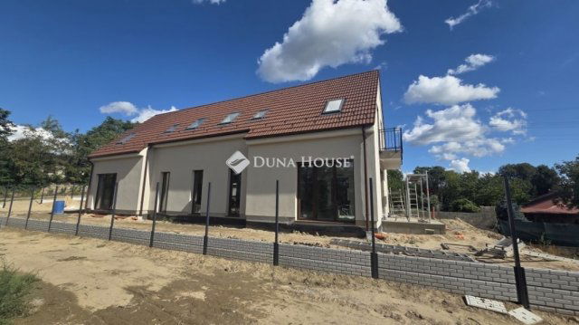 Eladó ikerház, Vácon 128.6 M Ft, 4 szobás / költözzbe.hu