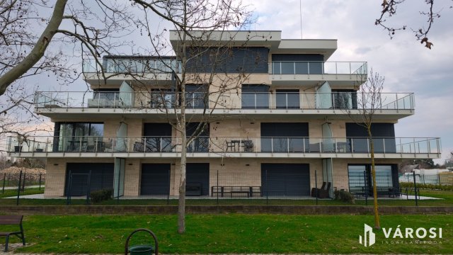 Eladó téglalakás, Siófokon 215.9 M Ft, 5 szobás