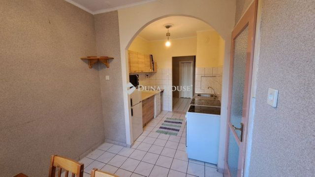 Eladó panellakás, Balatonfüreden 74.99 M Ft, 5 szobás