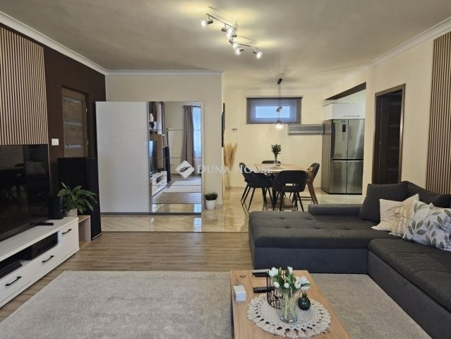 Eladó családi ház, Siklóson 99.9 M Ft, 4 szobás