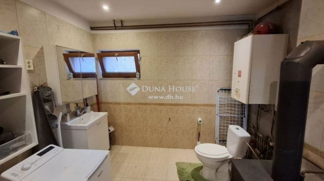 Eladó családi ház, Felsőpakonyban 114.9 M Ft, 9 szobás