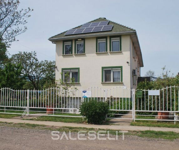 Eladó családi ház, Hajdúszoboszlón 225.5 M Ft, 9+1 szobás