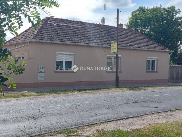 Eladó családi ház, Izsákon 55 M Ft, 5 szobás