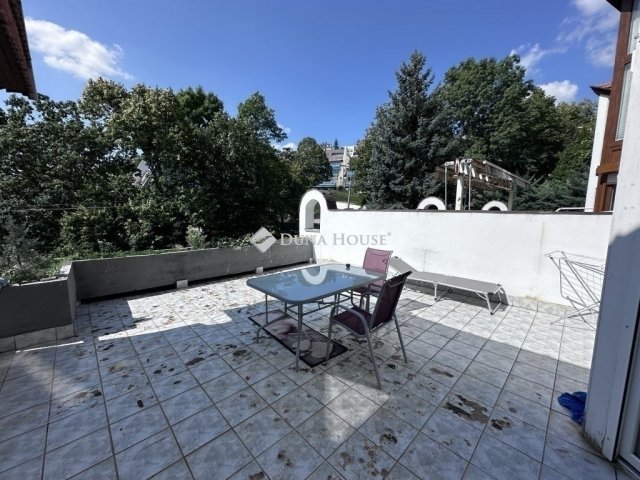 Eladó téglalakás, Pécsett 98.9 M Ft, 6 szobás