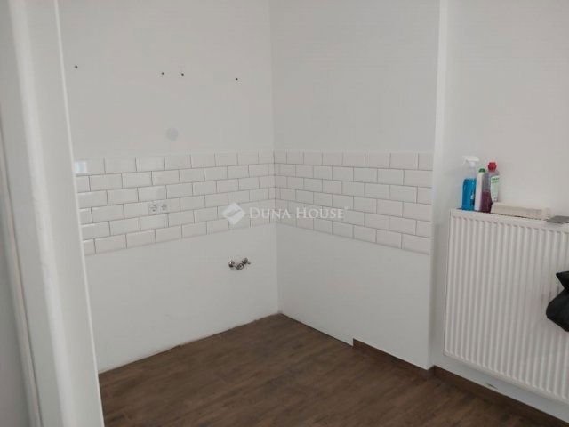 Eladó családi ház, Dunaharasztin 50 M Ft, 2 szobás