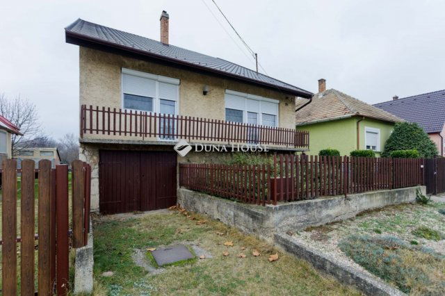Eladó családi ház, Ácson 67.8 M Ft, 4 szobás