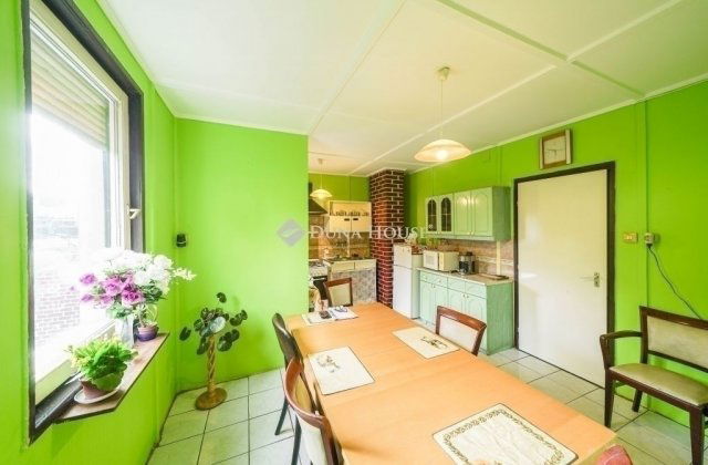 Eladó családi ház, Vecsésen 95 M Ft, 4 szobás