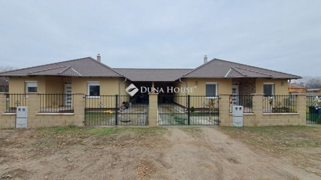 Eladó ikerház, Nyáregyházán 84 M Ft, 4 szobás