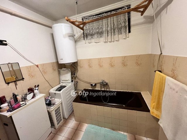 Eladó családi ház, Dunaújvárosban 75 M Ft, 3 szobás