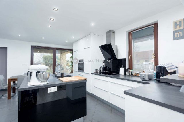 Eladó családi ház, Jánossomorján 169.99 M Ft, 4 szobás