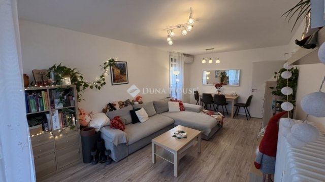 Eladó panellakás, Pécsett 59.9 M Ft, 3 szobás