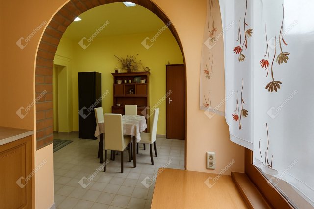 Eladó családi ház, Debrecenben 92 M Ft, 8 szobás