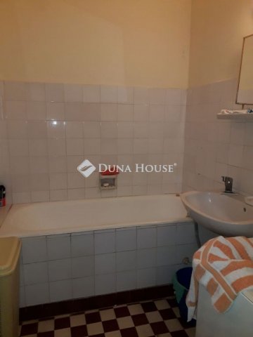 Eladó téglalakás, Komlón 13.9 M Ft, 2+1 szobás