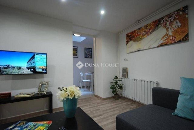 Eladó téglalakás, Budapesten, VI. kerületben 49.5 M Ft, 2 szobás