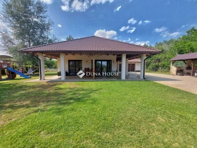 Eladó családi ház, Pakson 149.99 M Ft, 4 szobás