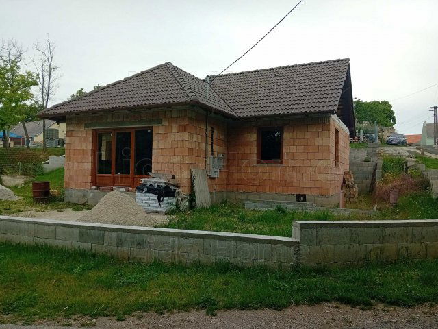 Eladó családi ház, Öskün 47.5 M Ft, 2 szobás