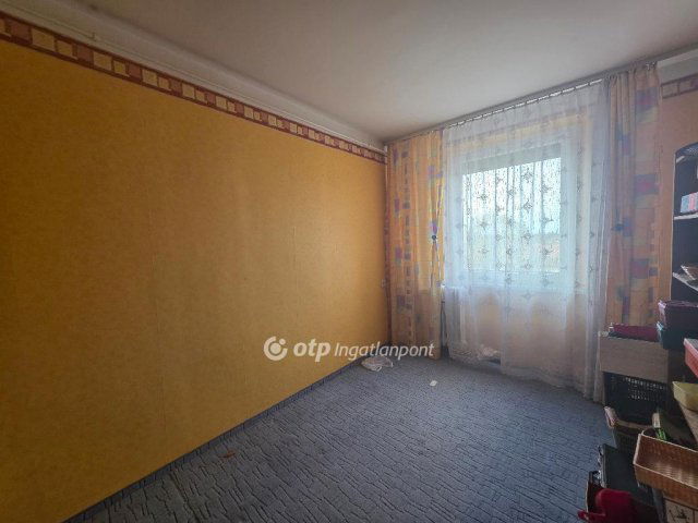 Eladó panellakás, Pápán 37.2 M Ft, 1+3 szobás