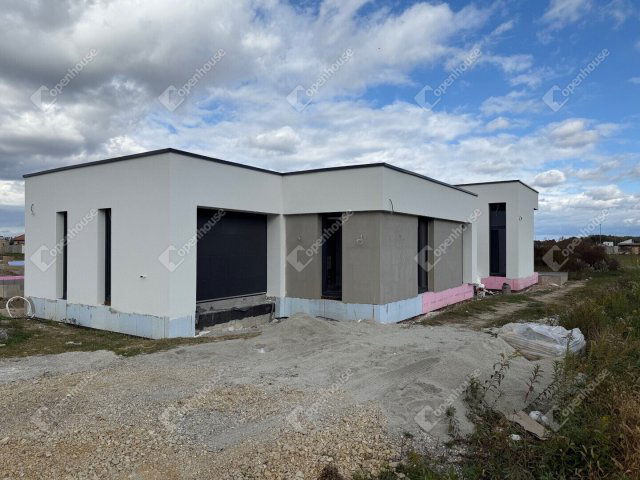 Eladó családi ház, Győrújbaráton 165.9 M Ft, 4 szobás