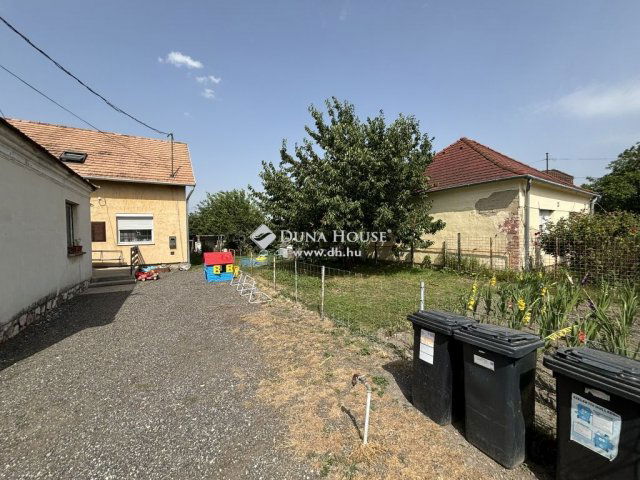 Eladó családi ház, Tatán 85 M Ft, 7 szobás