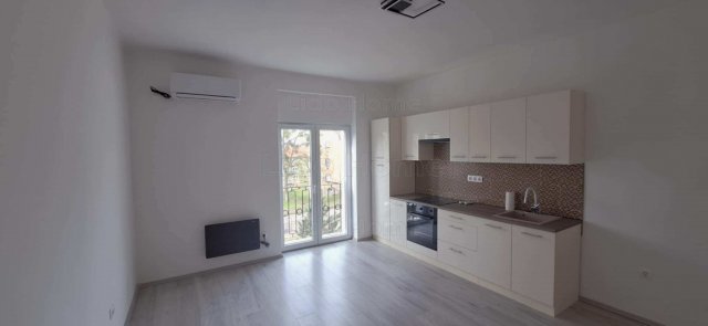 Eladó téglalakás, Komlón 34.9 M Ft, 1+2 szobás