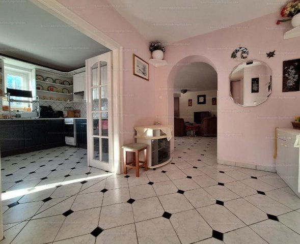 Eladó családi ház, Hévízen 145.5 M Ft, 9 szobás