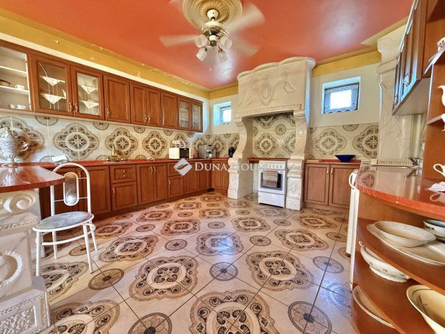 Eladó családi ház, Szekszárdon, Árpád utcában 150 M Ft