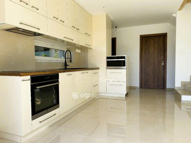 Eladó nyaraló, Alsóörsön 105.9 M Ft, 4 szobás